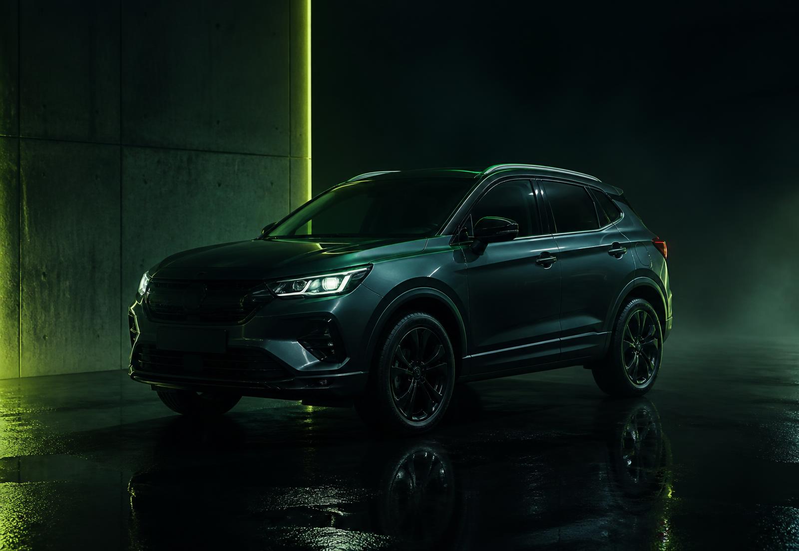 SUV compacto em showroom escuro com iluminação verde